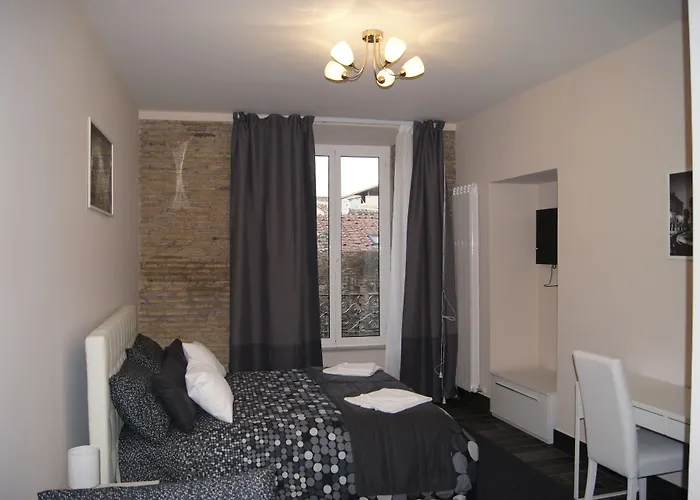 拱形罗马套房旅馆 4*